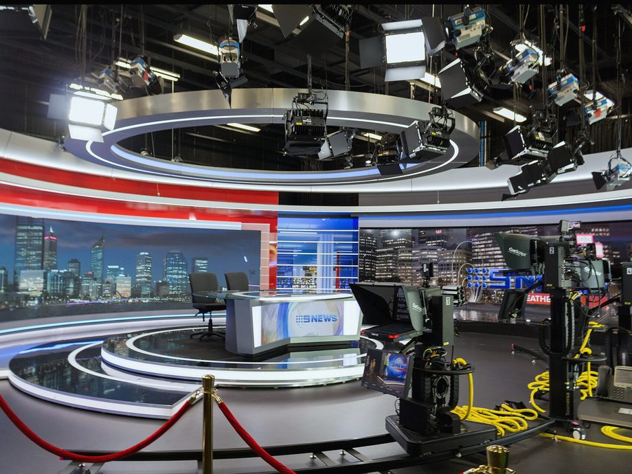 La mesa de debate vista desde el control de realización